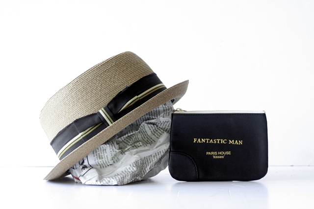 Underneath Fantastic Man it says kisses!