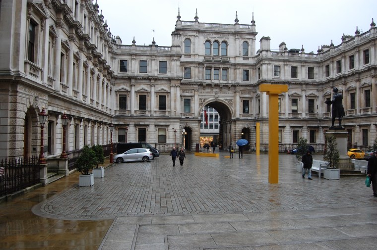 royal-academy-of-arts-burlington-house-courtyard-view-towards-entrance-arch